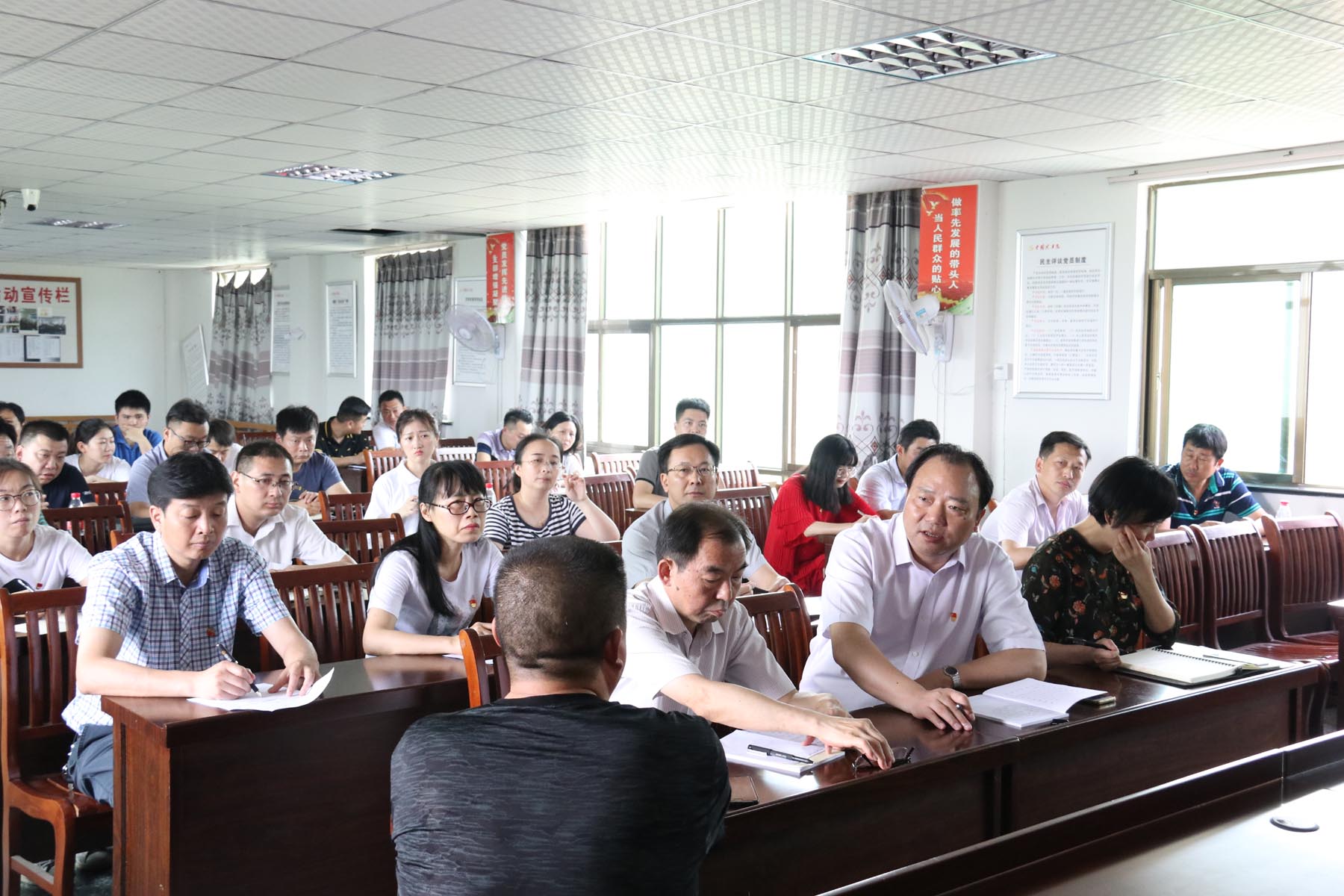 公司組織黨員干部赴定點(diǎn)幫扶村開展節(jié)前慰問(wèn)及主題黨日活動(dòng)